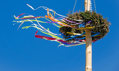 Fliesen Hof wünscht einen schönen Tanz in den Mai Erster Mai in Niederfischbach
